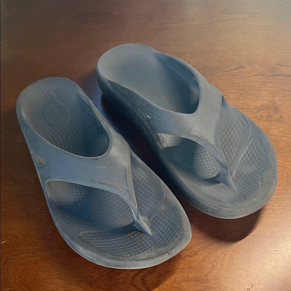 OOFOS Gray Flip Flop Sandals Men’s 11 Womens 13